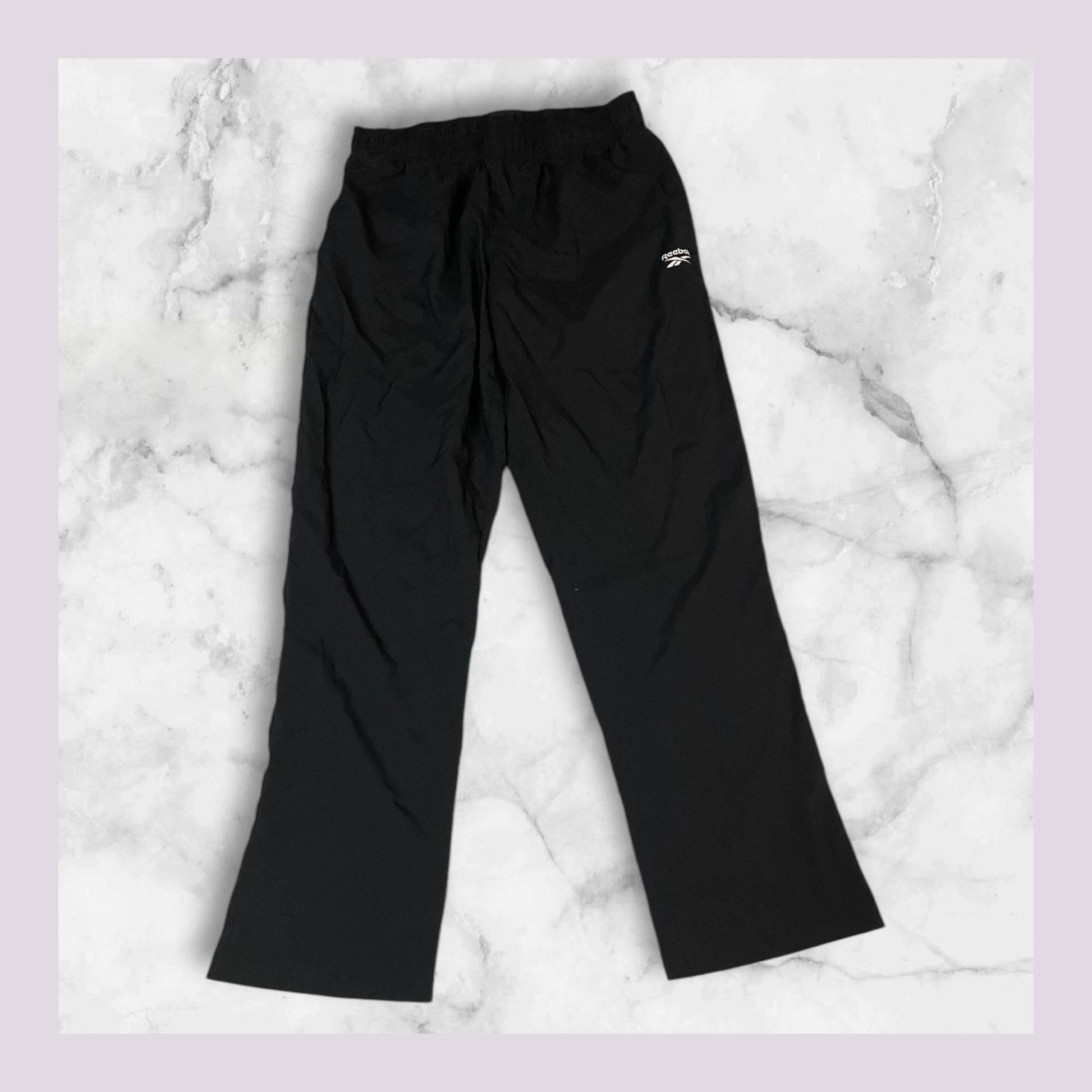Entdecke unsere Vintage Track Pants von Nike und anderen Marken, erhältlich bei Valuxery.de - Dein Shop für trendige Vintage - Kleidung. Unsere Track Pants sind aus hochwertigen Materialien und