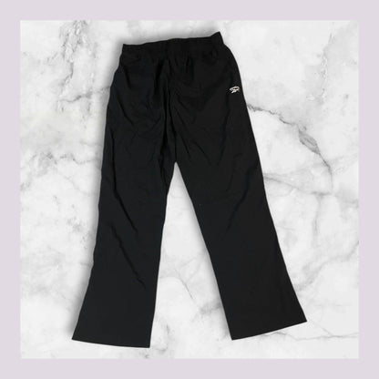 Entdecke unsere Vintage Track Pants von Nike und anderen Marken, erhältlich bei Valuxery.de - Dein Shop für trendige Vintage - Kleidung. Unsere Track Pants sind aus hochwertigen Materialien und