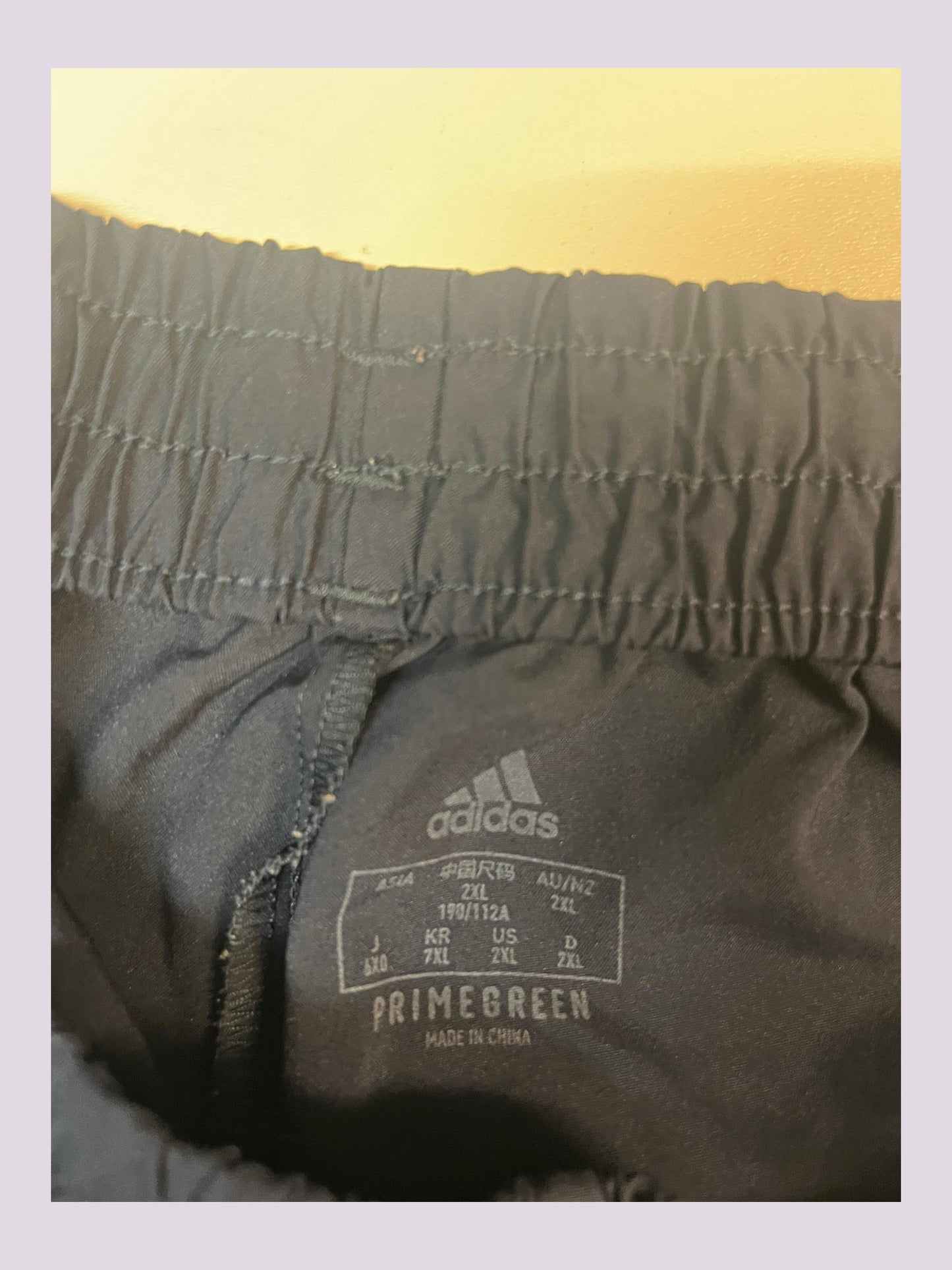 Entdecke unsere Vintage Track Pants von Nike und anderen Marken, erhältlich bei Valuxery.de - Dein Shop für trendige Vintage - Kleidung. Unsere Track Pants sind aus hochwertigen Materialien und