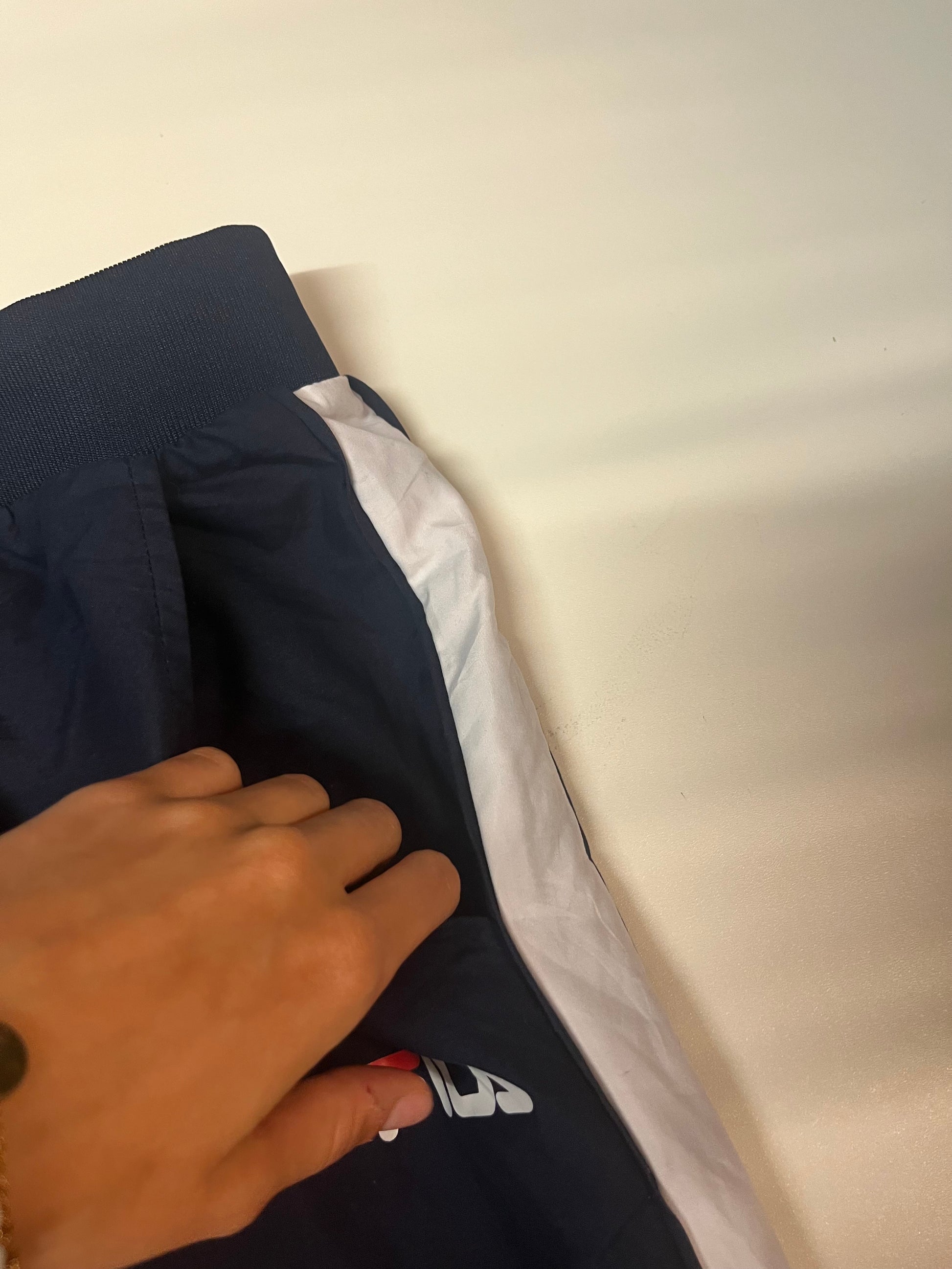 Entdecke unsere Vintage Track Pants von Nike und anderen Marken, erhältlich bei Valuxery.de - Dein Shop für trendige Vintage - Kleidung. Unsere Track Pants sind aus hochwertigen Materialien und