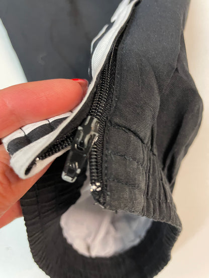 Entdecke unsere Vintage Track Pants von Nike und anderen Marken, erhältlich bei Valuxery.de - Dein Shop für trendige Vintage - Kleidung. Unsere Track Pants sind aus hochwertigen Materialien und