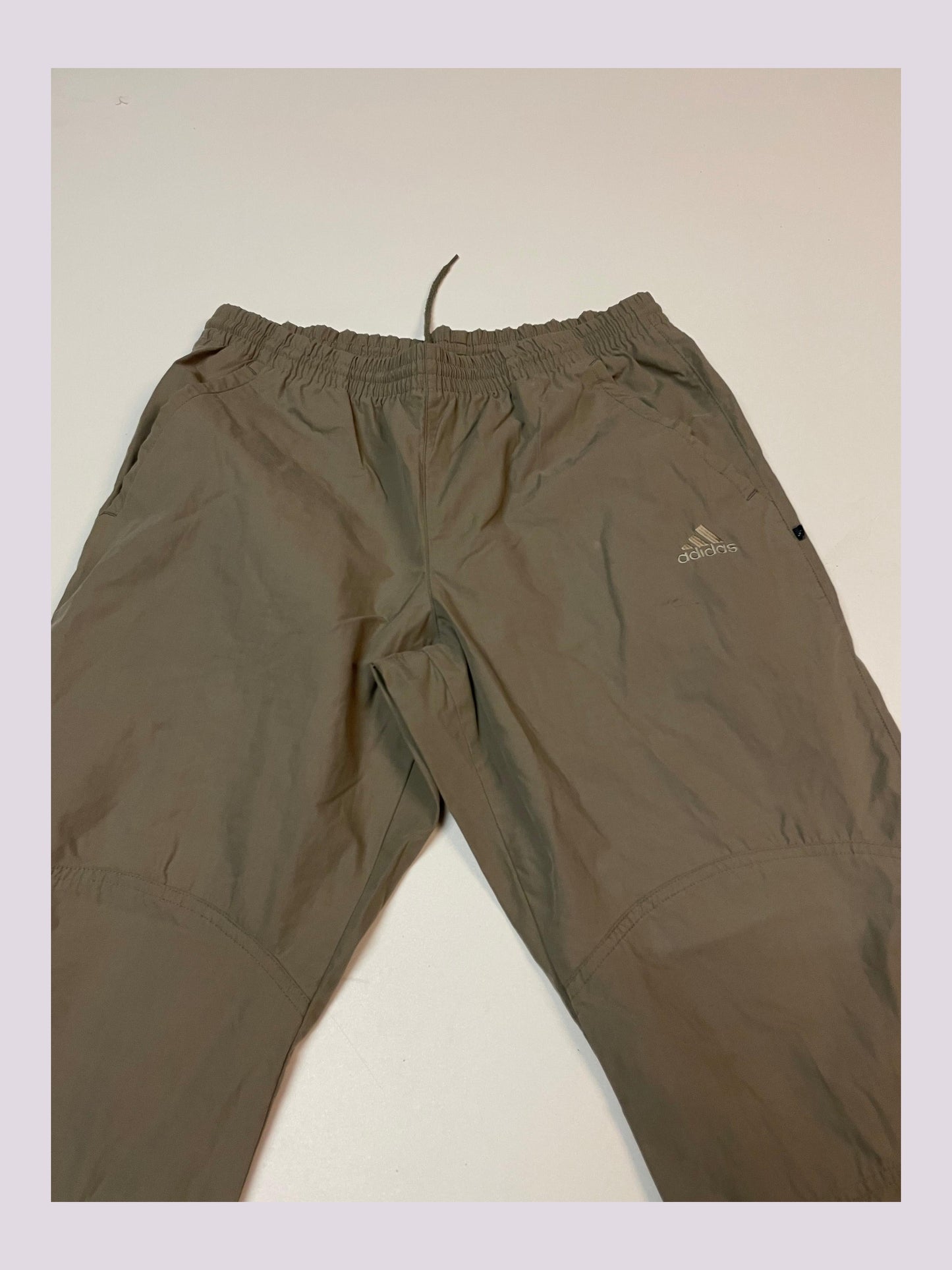 Entdecke unsere Vintage Track Pants von Nike und anderen Marken, erhältlich bei Valuxery.de - Dein Shop für trendige Vintage - Kleidung. Unsere Track Pants sind aus hochwertigen Materialien und