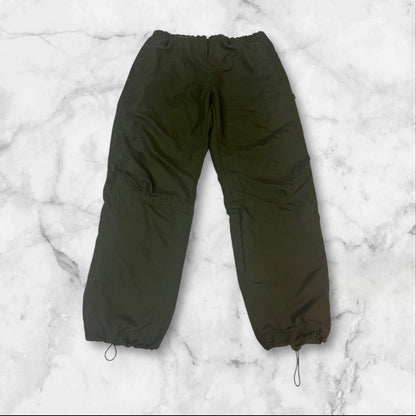 Entdecke unsere Vintage Track Pants von Nike und anderen Marken, erhältlich bei Valuxery.de - Dein Shop für trendige Vintage - Kleidung. Unsere Track Pants sind aus hochwertigen Materialien und