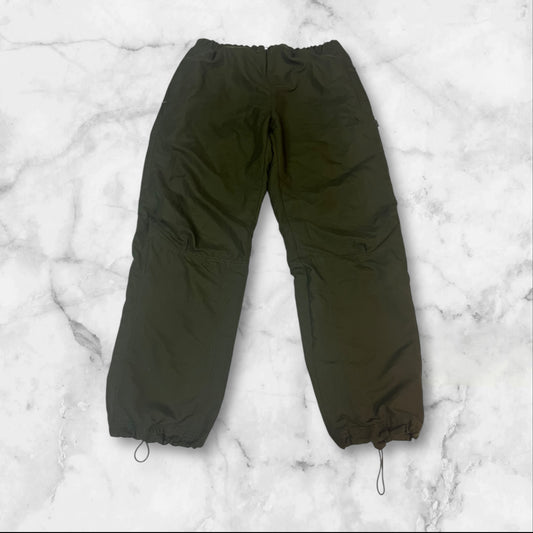 Entdecke unsere Vintage Track Pants von Nike und anderen Marken, erhältlich bei Valuxery.de - Dein Shop für trendige Vintage - Kleidung. Unsere Track Pants sind aus hochwertigen Materialien und