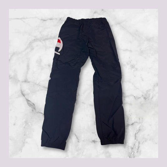 Entdecke unsere Vintage Track Pants von Nike und anderen Marken, erhältlich bei Valuxery.de - Dein Shop für trendige Vintage - Kleidung. Unsere Track Pants sind aus hochwertigen Materialien und