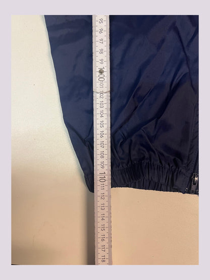 Entdecke unsere Vintage Track Pants von Nike und anderen Marken, erhältlich bei Valuxery.de - Dein Shop für trendige Vintage - Kleidung. Unsere Track Pants sind aus hochwertigen Materialien und