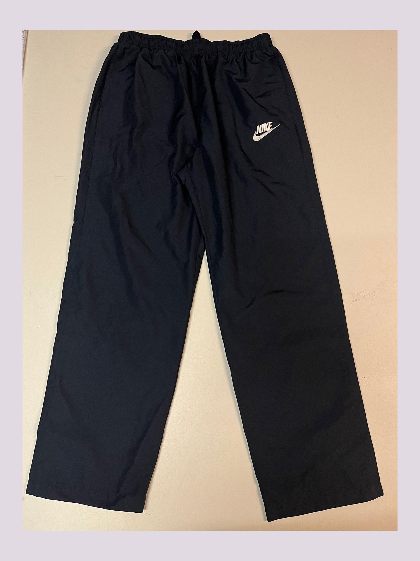 Entdecke unsere Vintage Track Pants von Nike und anderen Marken, erhältlich bei Valuxery.de - Dein Shop für trendige Vintage - Kleidung. Unsere Track Pants sind aus hochwertigen Materialien und