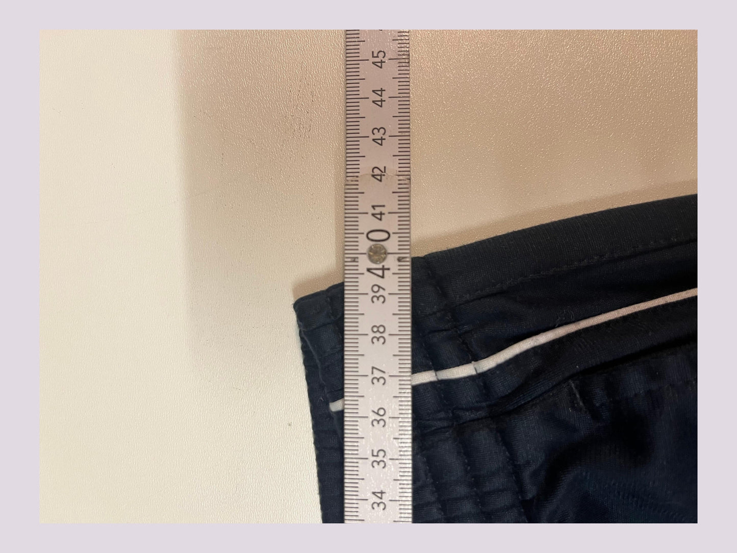 Entdecke unsere Vintage Track Pants von Nike und anderen Marken, erhältlich bei Valuxery.de - Dein Shop für trendige Vintage - Kleidung. Unsere Track Pants sind aus hochwertigen Materialien und