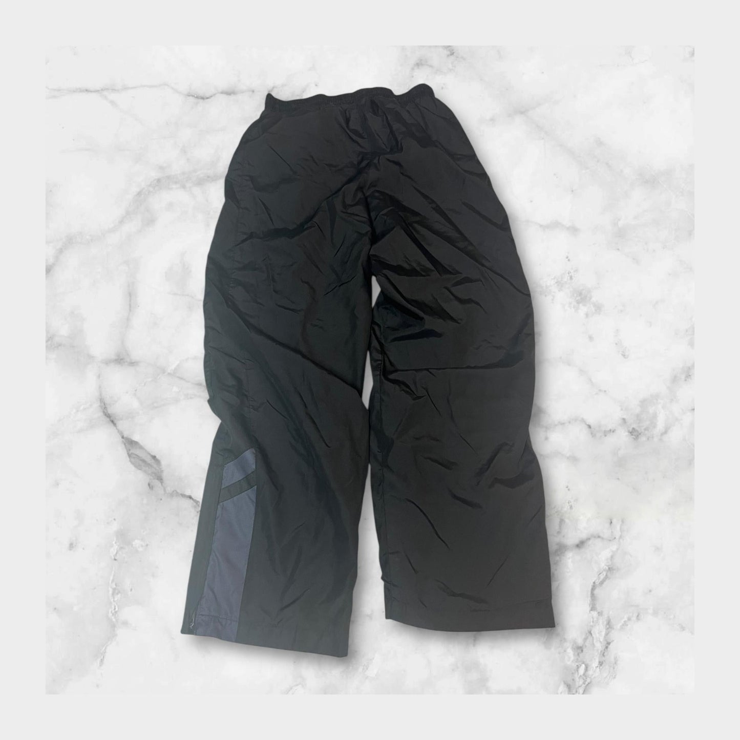 Entdecke unsere Vintage Track Pants von Nike und anderen Marken, erhältlich bei Valuxery.de - Dein Shop für trendige Vintage - Kleidung. Unsere Track Pants sind aus hochwertigen Materialien und