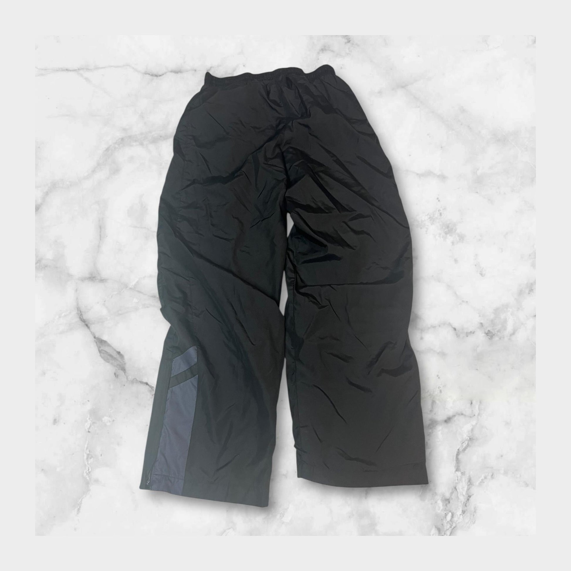 Entdecke unsere Vintage Track Pants von Nike und anderen Marken, erhältlich bei Valuxery.de - Dein Shop für trendige Vintage - Kleidung. Unsere Track Pants sind aus hochwertigen Materialien und