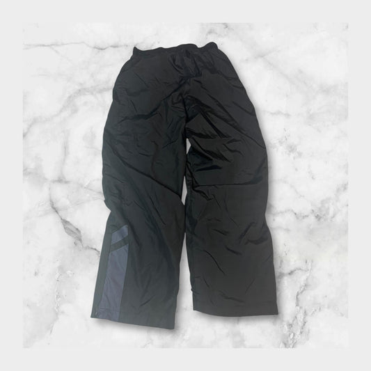 Entdecke unsere Vintage Track Pants von Nike und anderen Marken, erhältlich bei Valuxery.de - Dein Shop für trendige Vintage - Kleidung. Unsere Track Pants sind aus hochwertigen Materialien und