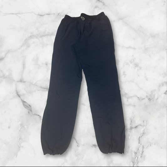 Entdecke unsere Vintage Track Pants von Nike und anderen Marken, erhältlich bei Valuxery.de - Dein Shop für trendige Vintage - Kleidung. Unsere Track Pants sind aus hochwertigen Materialien und