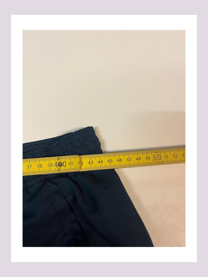 Entdecke unsere Vintage Track Pants von Nike und anderen Marken, erhältlich bei Valuxery.de - Dein Shop für trendige Vintage - Kleidung. Unsere Track Pants sind aus hochwertigen Materialien und