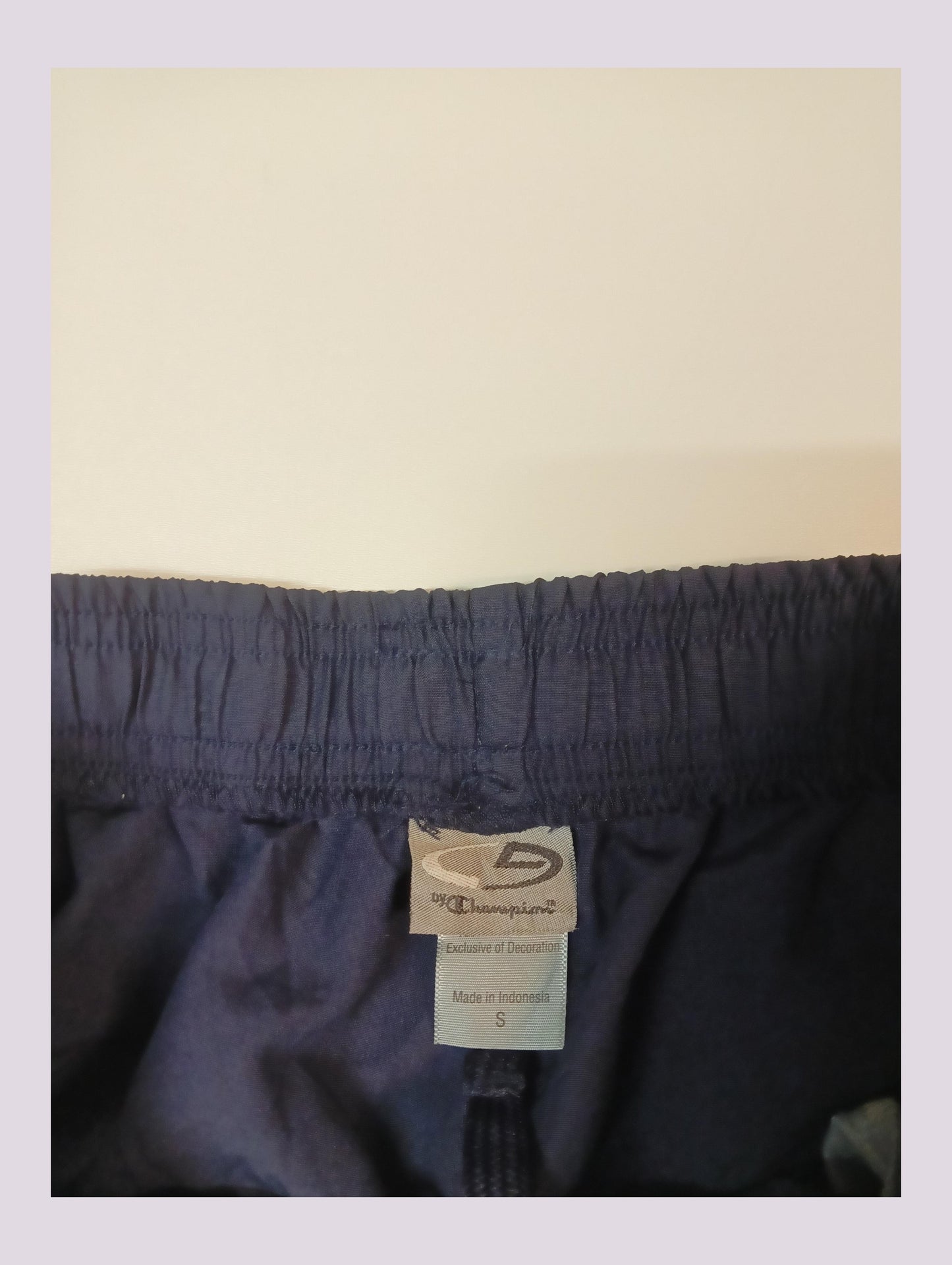 Entdecke unsere Vintage Track Pants von Nike und anderen Marken, erhältlich bei Valuxery.de - Dein Shop für trendige Vintage - Kleidung. Unsere Track Pants sind aus hochwertigen Materialien und