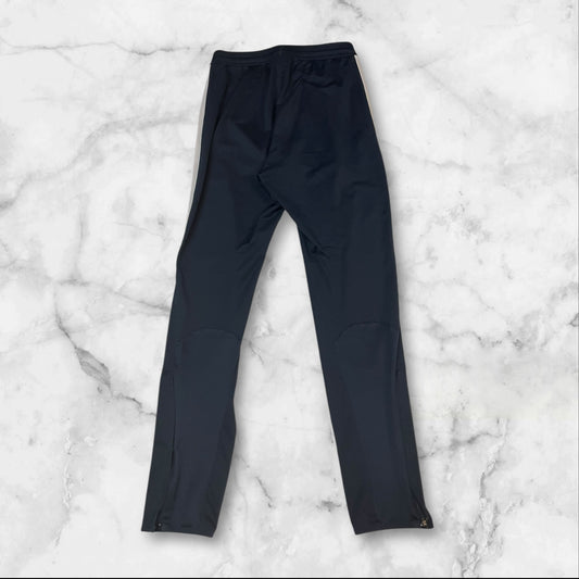 Entdecke unsere Vintage Track Pants von Nike und anderen Marken, erhältlich bei Valuxery.de - Dein Shop für trendige Vintage - Kleidung. Unsere Track Pants sind aus hochwertigen Materialien und