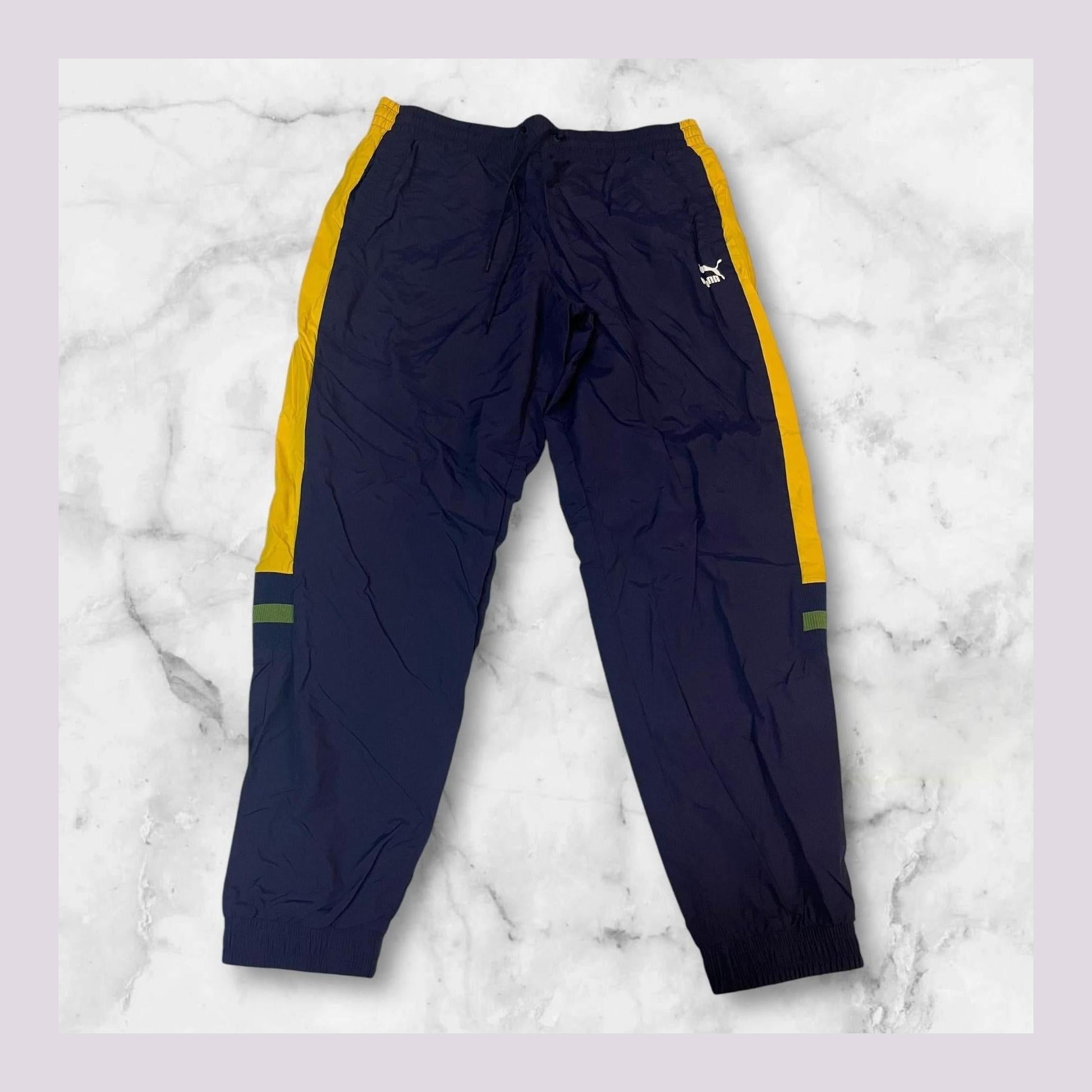 Entdecke unsere Vintage Track Pants von Nike und anderen Marken, erhältlich bei Valuxery.de - Dein Shop für trendige Vintage - Kleidung. Unsere Track Pants sind aus hochwertigen Materialien und