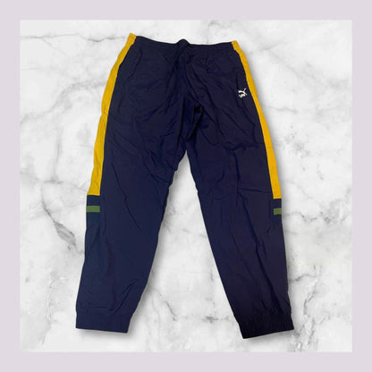 Entdecke unsere Vintage Track Pants von Nike und anderen Marken, erhältlich bei Valuxery.de - Dein Shop für trendige Vintage - Kleidung. Unsere Track Pants sind aus hochwertigen Materialien und