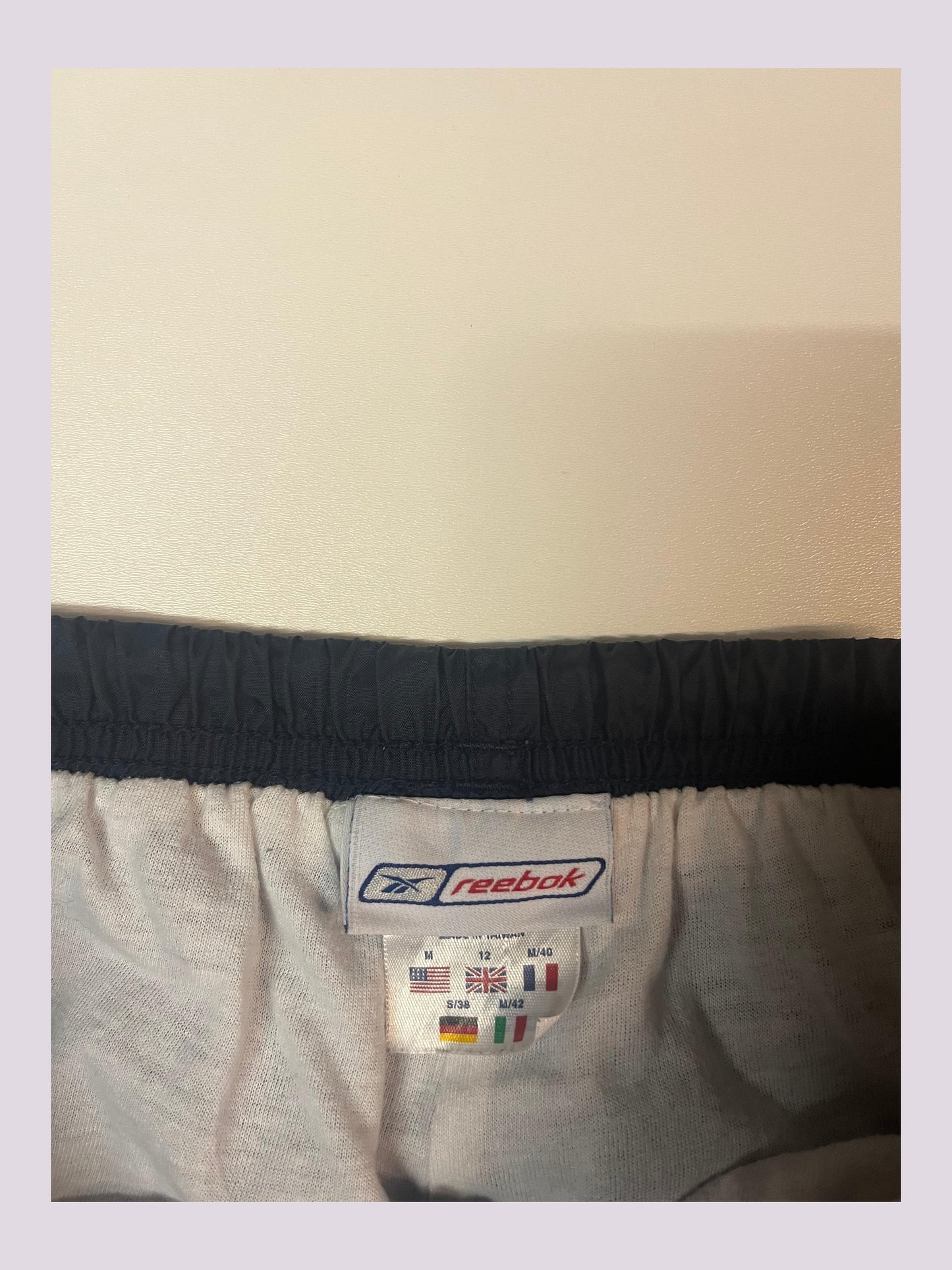 Entdecke unsere Vintage Track Pants von Nike und anderen Marken, erhältlich bei Valuxery.de - Dein Shop für trendige Vintage - Kleidung. Unsere Track Pants sind aus hochwertigen Materialien und