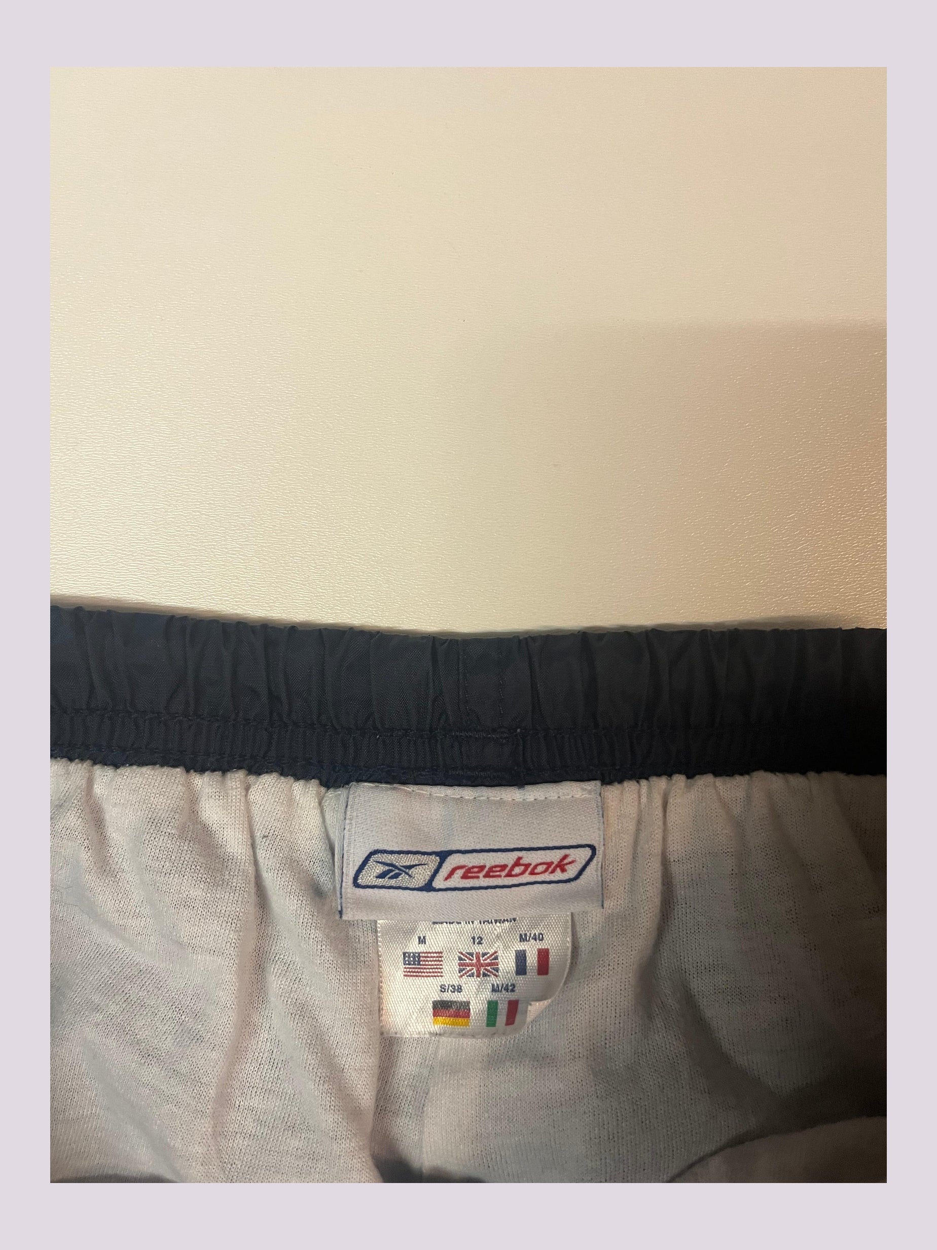 Entdecke unsere Vintage Track Pants von Nike und anderen Marken, erhältlich bei Valuxery.de - Dein Shop für trendige Vintage - Kleidung. Unsere Track Pants sind aus hochwertigen Materialien und