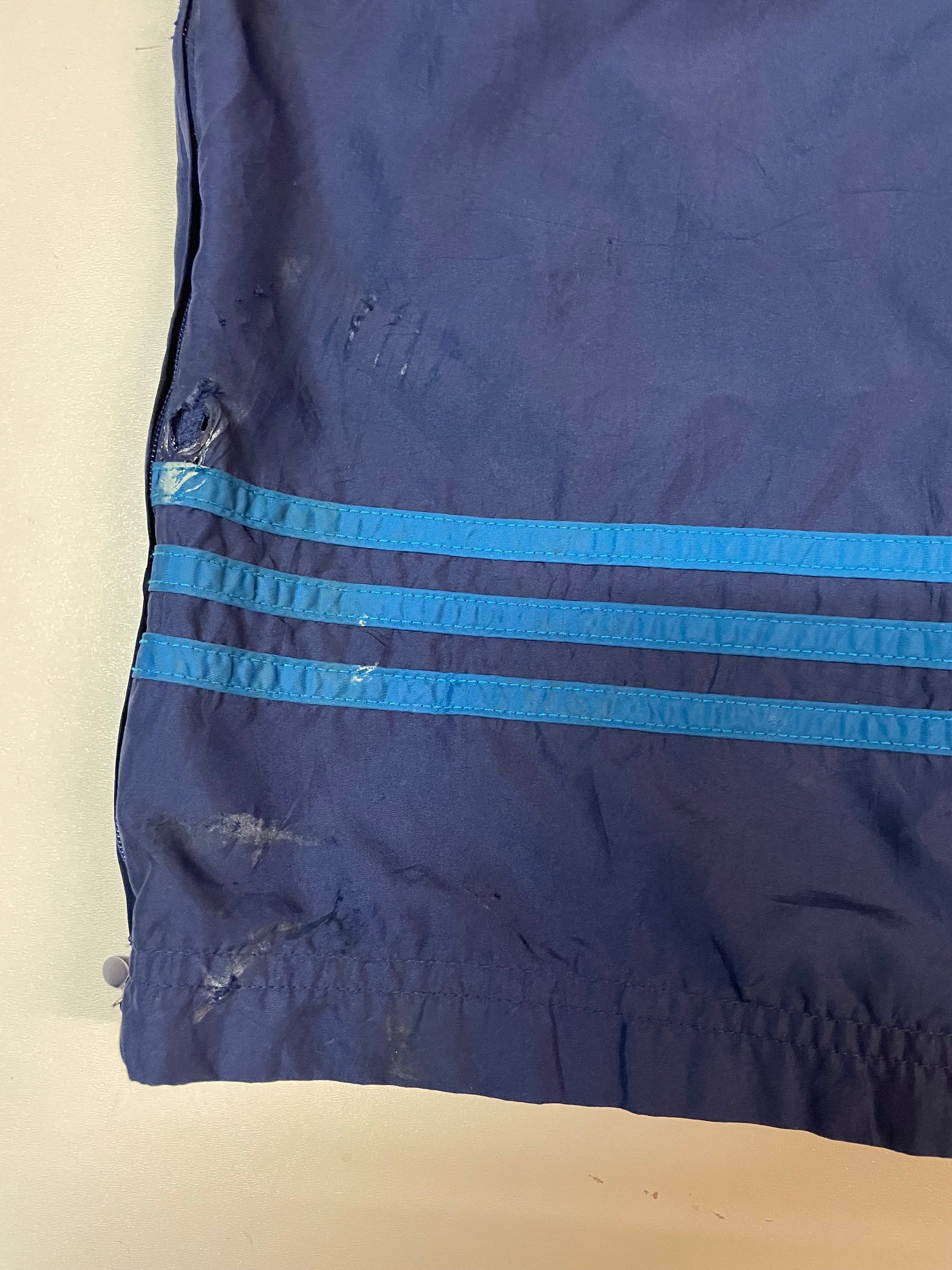 Entdecke unsere Vintage Track Pants von Nike und anderen Marken, erhältlich bei Valuxery.de - Dein Shop für trendige Vintage - Kleidung. Unsere Track Pants sind aus hochwertigen Materialien und