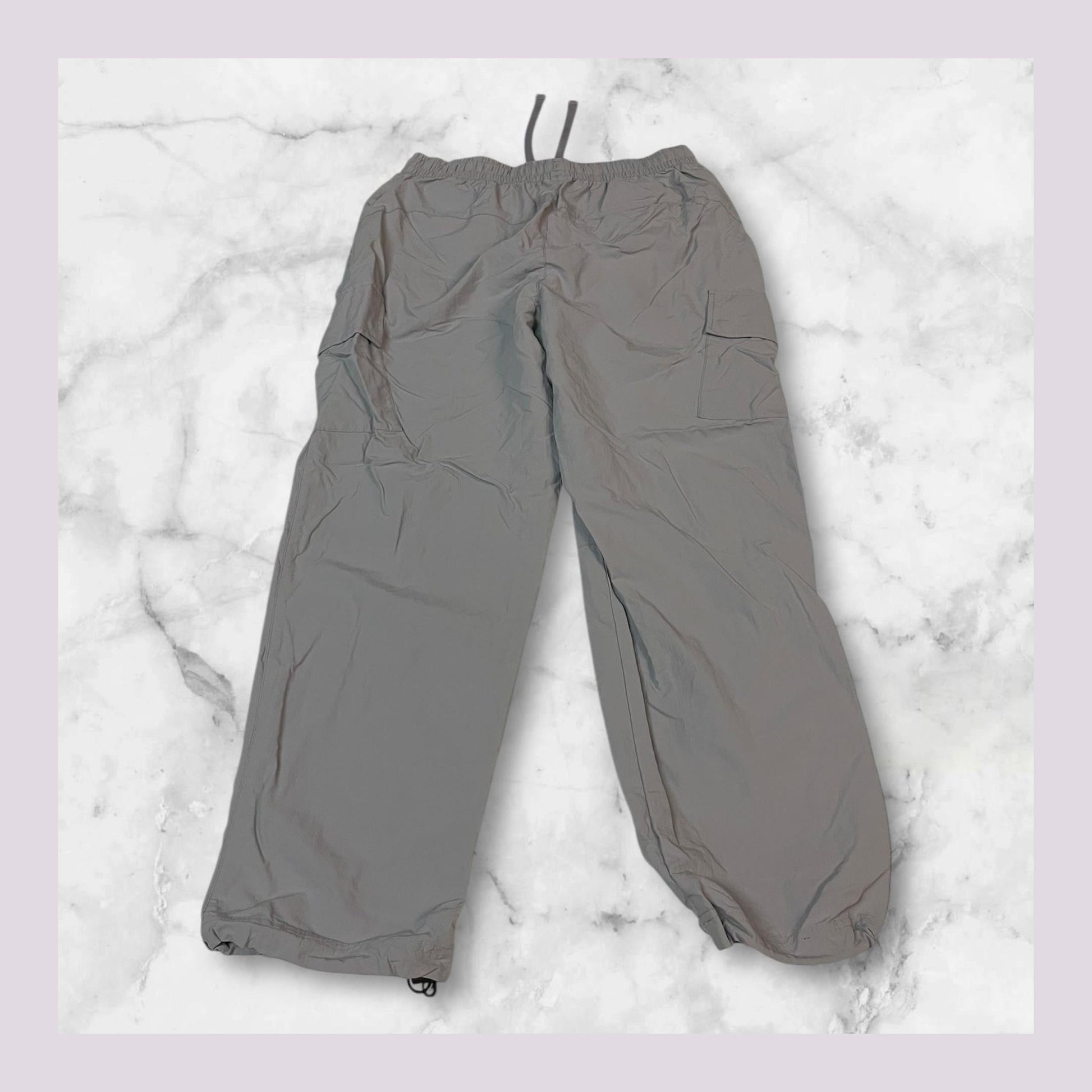 Entdecke unsere Vintage Track Pants von Nike und anderen Marken, erhältlich bei Valuxery.de - Dein Shop für trendige Vintage - Kleidung. Unsere Track Pants sind aus hochwertigen Materialien und