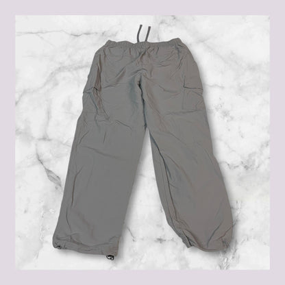 Entdecke unsere Vintage Track Pants von Nike und anderen Marken, erhältlich bei Valuxery.de - Dein Shop für trendige Vintage - Kleidung. Unsere Track Pants sind aus hochwertigen Materialien und