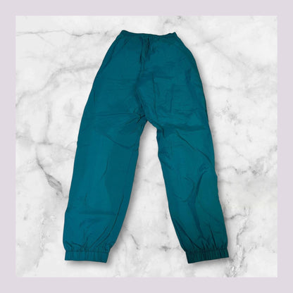 Entdecke unsere Vintage Track Pants von Nike und anderen Marken, erhältlich bei Valuxery.de - Dein Shop für trendige Vintage - Kleidung. Unsere Track Pants sind aus hochwertigen Materialien und