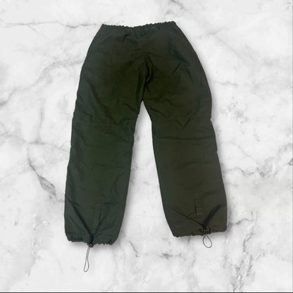 Entdecke unsere Vintage Track Pants von Nike und anderen Marken, erhältlich bei Valuxery.de - Dein Shop für trendige Vintage - Kleidung. Unsere Track Pants sind aus hochwertigen Materialien und
