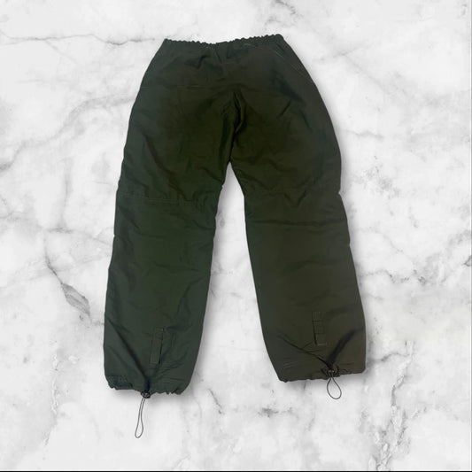 Entdecke unsere Vintage Track Pants von Nike und anderen Marken, erhältlich bei Valuxery.de - Dein Shop für trendige Vintage - Kleidung. Unsere Track Pants sind aus hochwertigen Materialien und