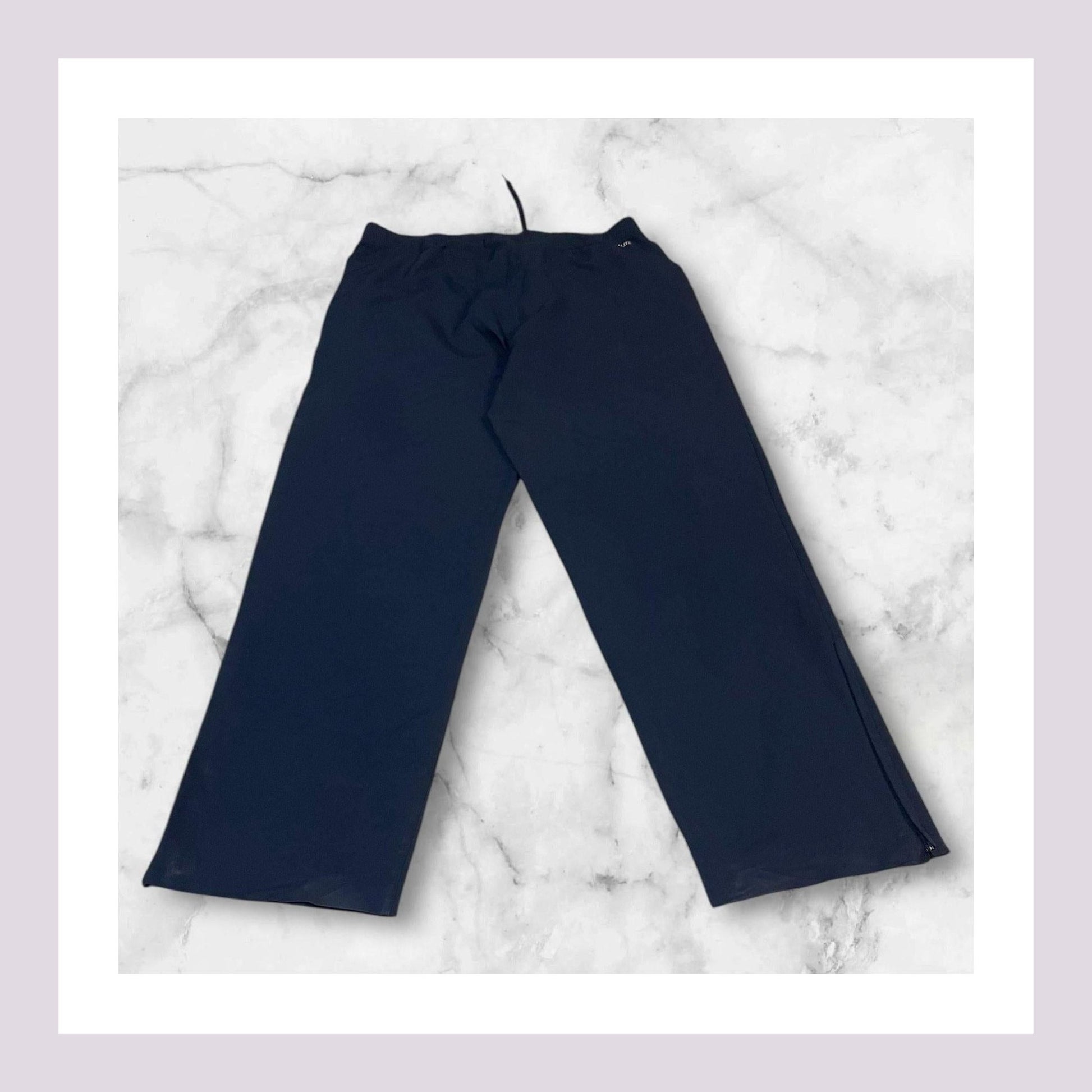 Entdecke unsere Vintage Track Pants von Nike und anderen Marken, erhältlich bei Valuxery.de - Dein Shop für trendige Vintage - Kleidung. Unsere Track Pants sind aus hochwertigen Materialien und