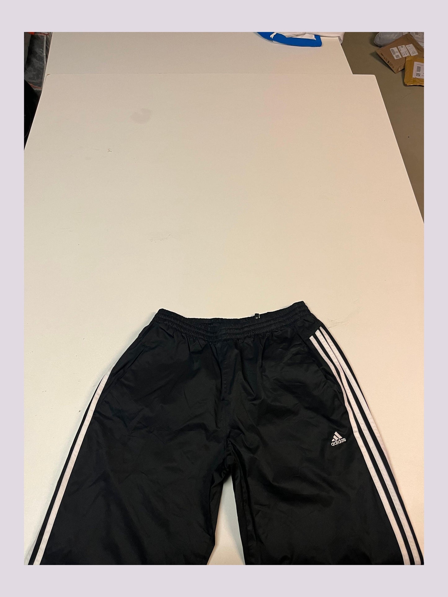 Entdecke unsere Vintage Track Pants von Nike und anderen Marken, erhältlich bei Valuxery.de - Dein Shop für trendige Vintage - Kleidung. Unsere Track Pants sind aus hochwertigen Materialien und