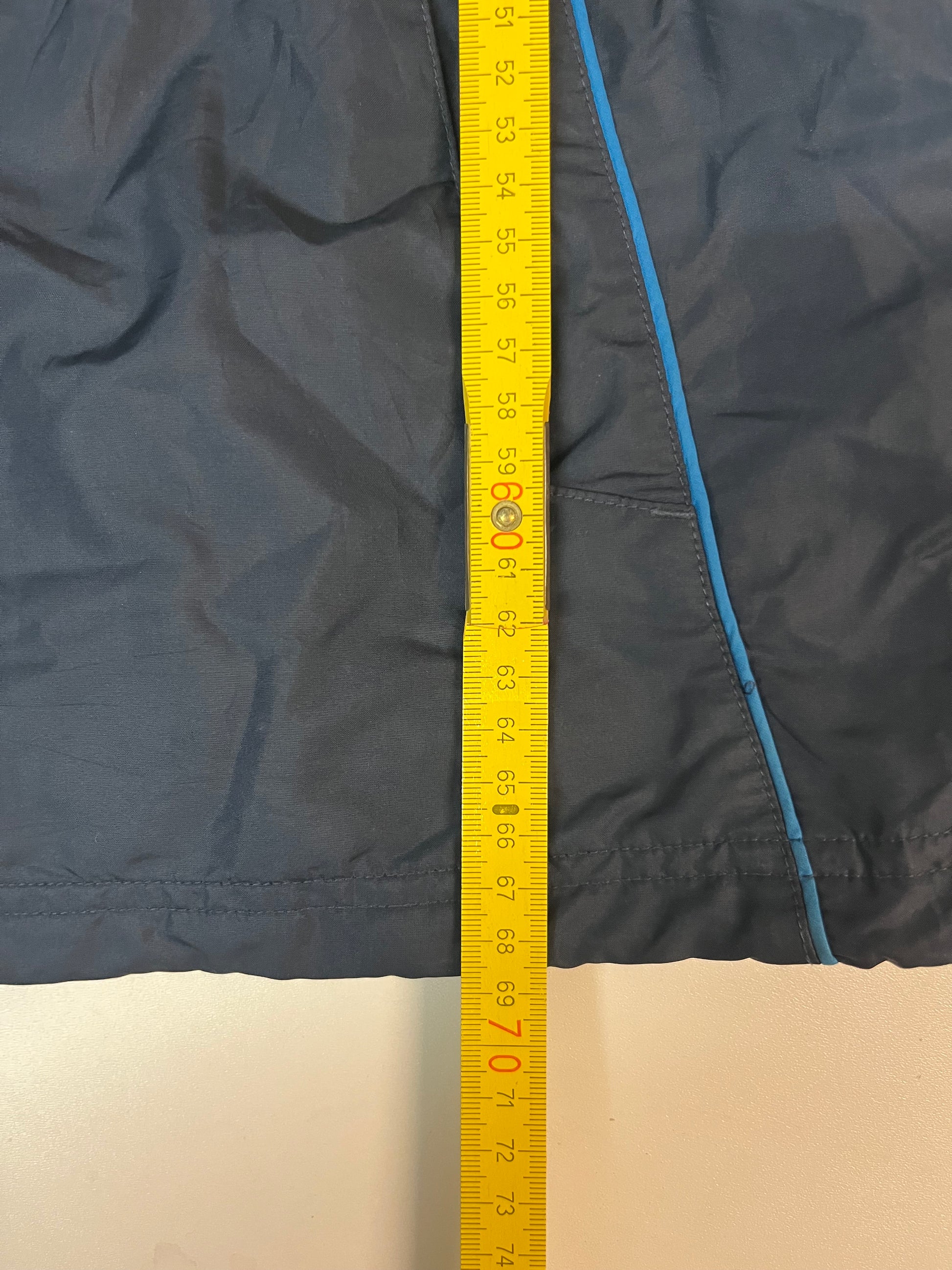 Entdecke unsere Vintage Track Pants von Nike und anderen Marken, erhältlich bei Valuxery.de - Dein Shop für trendige Vintage - Kleidung. Unsere Track Pants sind aus hochwertigen Materialien und