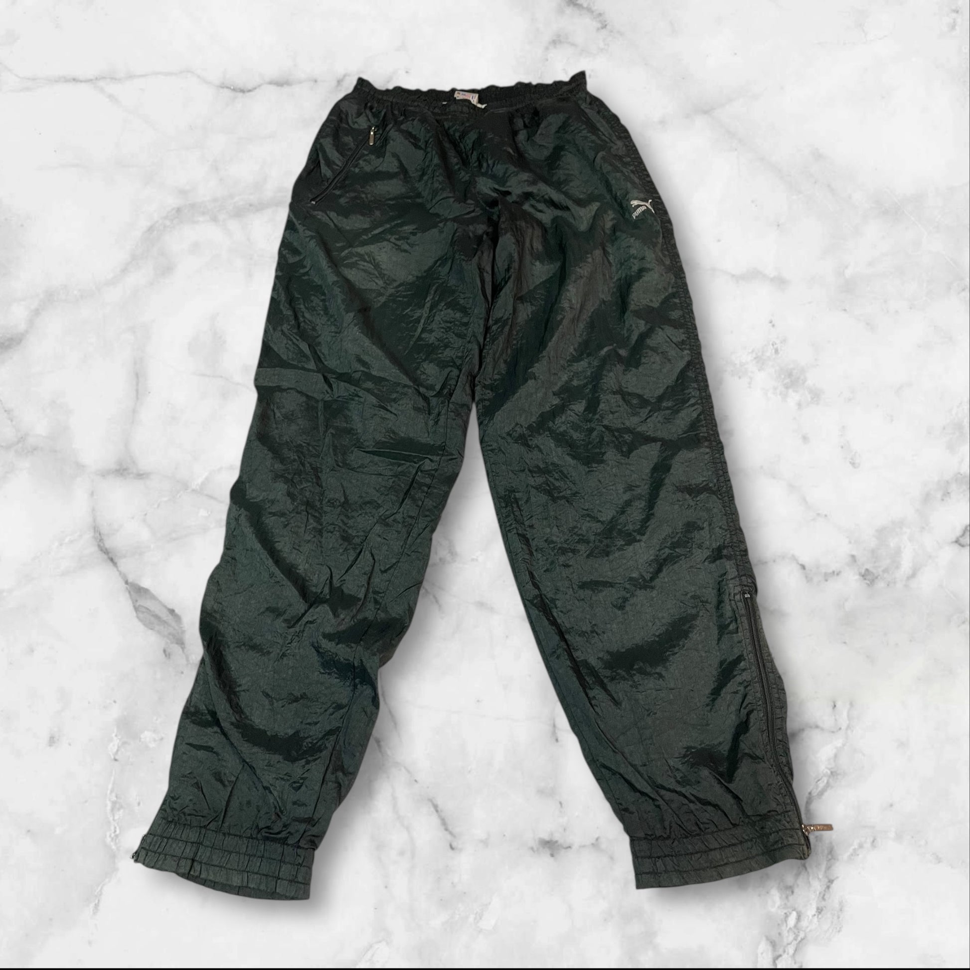 Entdecke unsere Vintage Track Pants von Nike und anderen Marken, erhältlich bei Valuxery.de - Dein Shop für trendige Vintage - Kleidung. Unsere Track Pants sind aus hochwertigen Materialien und