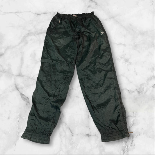 Entdecke unsere Vintage Track Pants von Nike und anderen Marken, erhältlich bei Valuxery.de - Dein Shop für trendige Vintage - Kleidung. Unsere Track Pants sind aus hochwertigen Materialien und