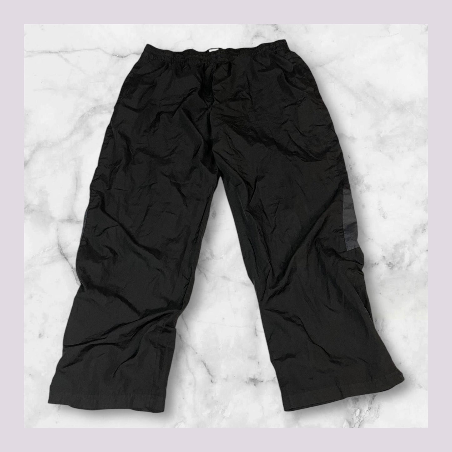 Entdecke unsere Vintage Track Pants von Nike und anderen Marken, erhältlich bei Valuxery.de - Dein Shop für trendige Vintage - Kleidung. Unsere Track Pants sind aus hochwertigen Materialien und