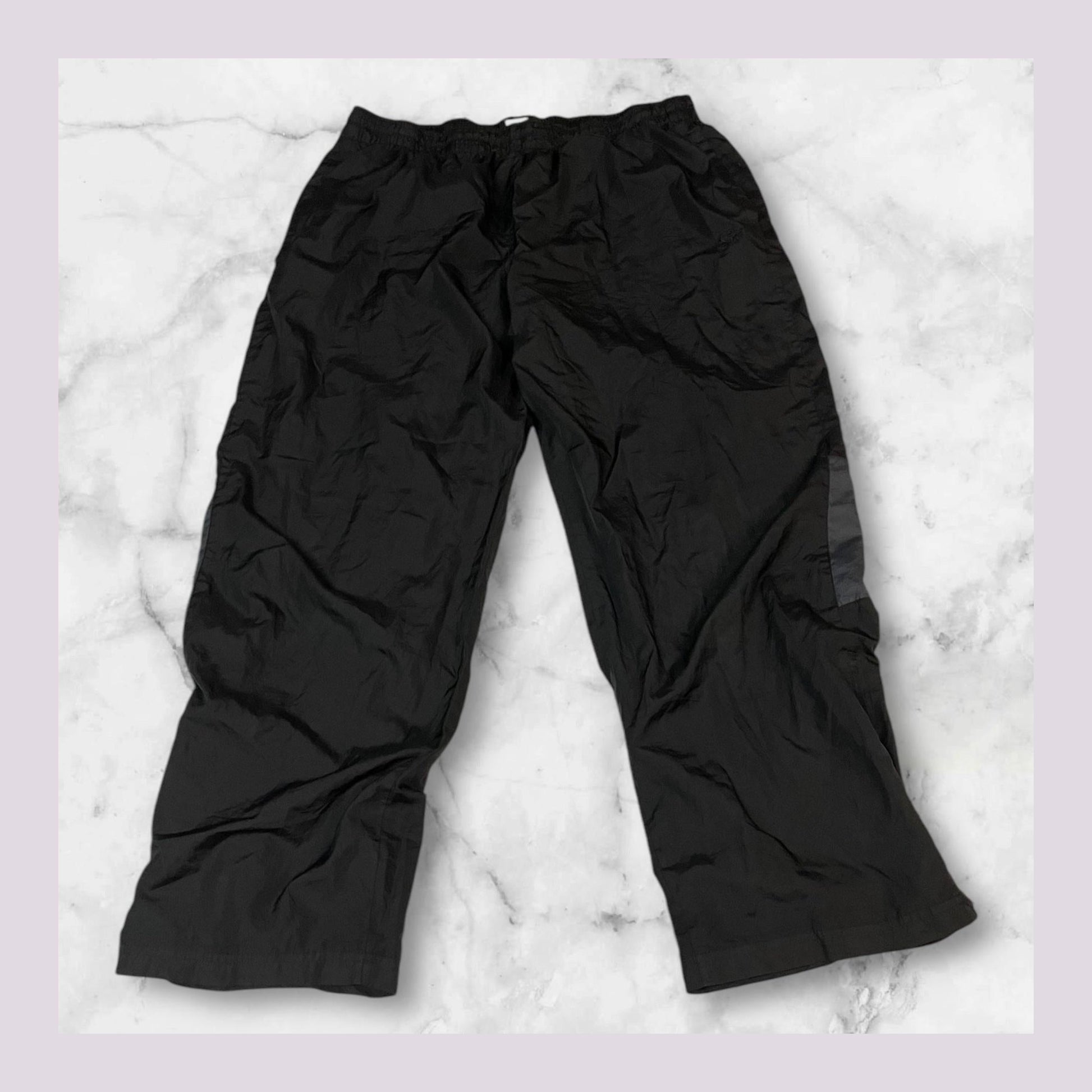 Entdecke unsere Vintage Track Pants von Nike und anderen Marken, erhältlich bei Valuxery.de - Dein Shop für trendige Vintage - Kleidung. Unsere Track Pants sind aus hochwertigen Materialien und