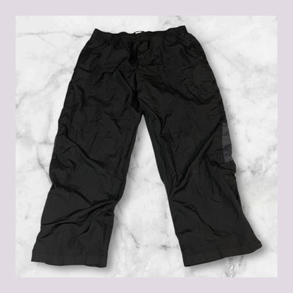 Entdecke unsere Vintage Track Pants von Nike und anderen Marken, erhältlich bei Valuxery.de - Dein Shop für trendige Vintage - Kleidung. Unsere Track Pants sind aus hochwertigen Materialien und