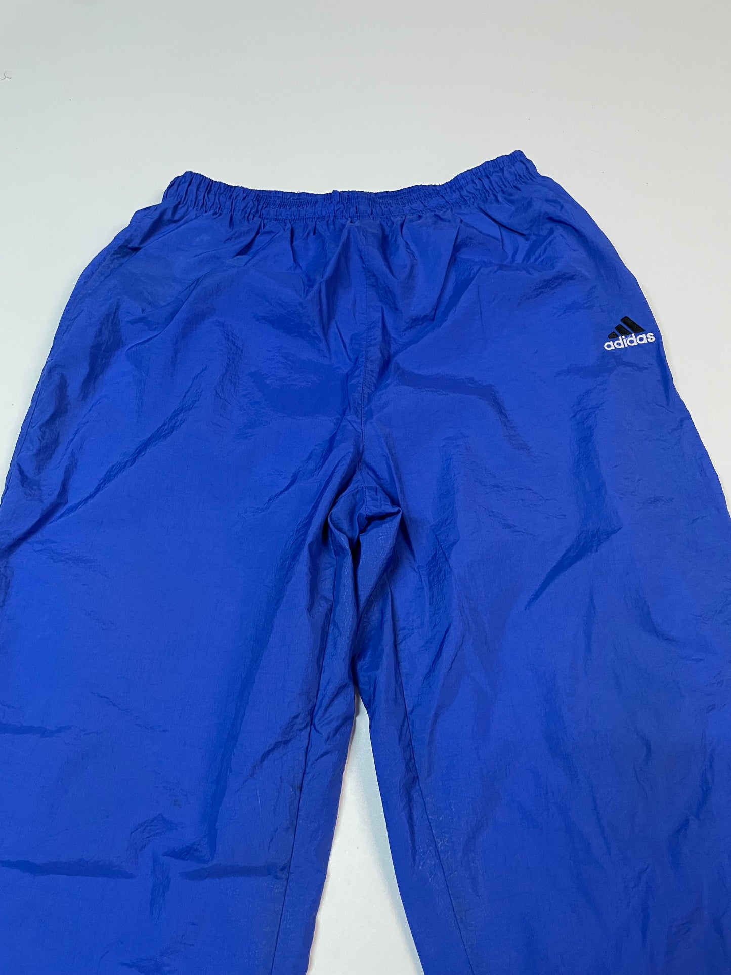 Entdecke unsere Vintage Track Pants von Nike und anderen Marken, erhältlich bei Valuxery.de - Dein Shop für trendige Vintage - Kleidung. Unsere Track Pants sind aus hochwertigen Materialien und