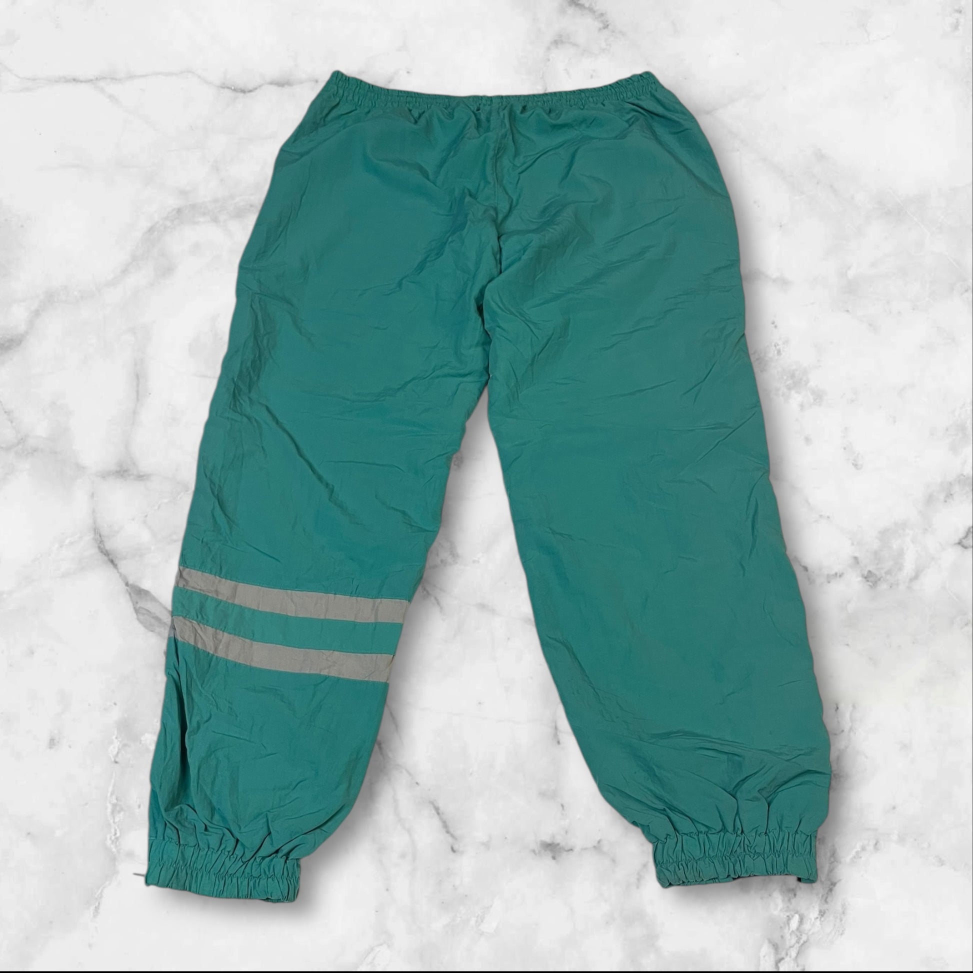 Entdecke unsere Vintage Track Pants von Nike und anderen Marken, erhältlich bei Valuxery.de - Dein Shop für trendige Vintage - Kleidung. Unsere Track Pants sind aus hochwertigen Materialien und