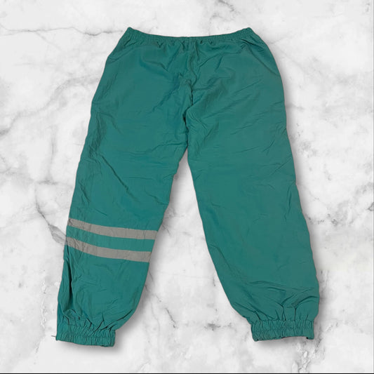 Entdecke unsere Vintage Track Pants von Nike und anderen Marken, erhältlich bei Valuxery.de - Dein Shop für trendige Vintage - Kleidung. Unsere Track Pants sind aus hochwertigen Materialien und