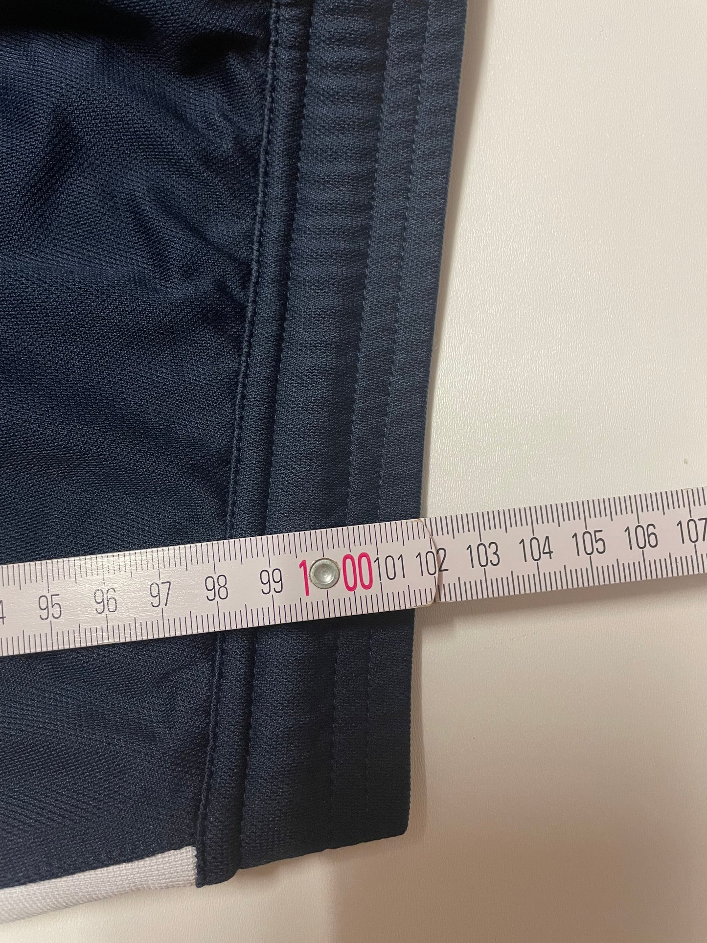 Entdecke unsere Vintage Track Pants von Nike und anderen Marken, erhältlich bei Valuxery.de - Dein Shop für trendige Vintage - Kleidung. Unsere Track Pants sind aus hochwertigen Materialien und