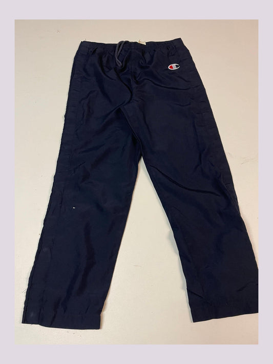 Entdecke unsere Vintage Track Pants von Nike und anderen Marken, erhältlich bei Valuxery.de - Dein Shop für trendige Vintage - Kleidung. Unsere Track Pants sind aus hochwertigen Materialien und