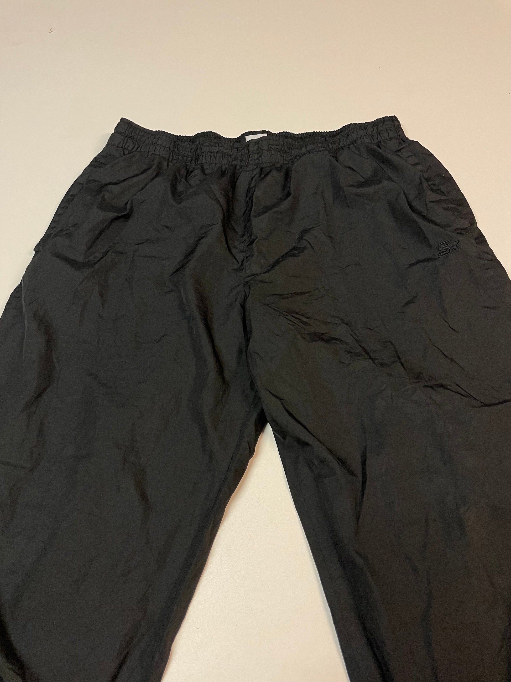 Entdecke unsere Vintage Track Pants von Nike und anderen Marken, erhältlich bei Valuxery.de - Dein Shop für trendige Vintage - Kleidung. Unsere Track Pants sind aus hochwertigen Materialien und