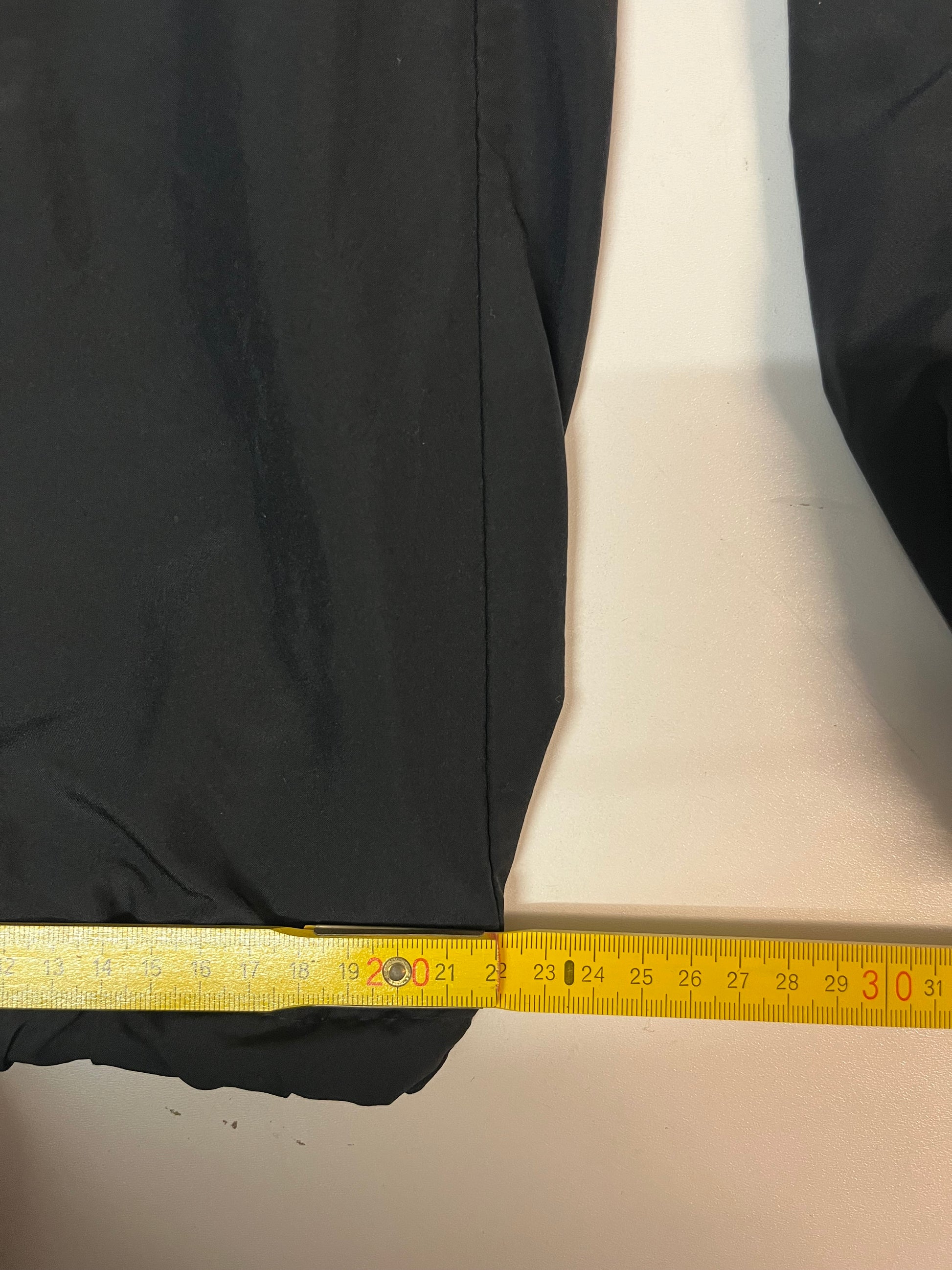 Entdecke unsere Vintage Track Pants von Nike und anderen Marken, erhältlich bei Valuxery.de - Dein Shop für trendige Vintage - Kleidung. Unsere Track Pants sind aus hochwertigen Materialien und