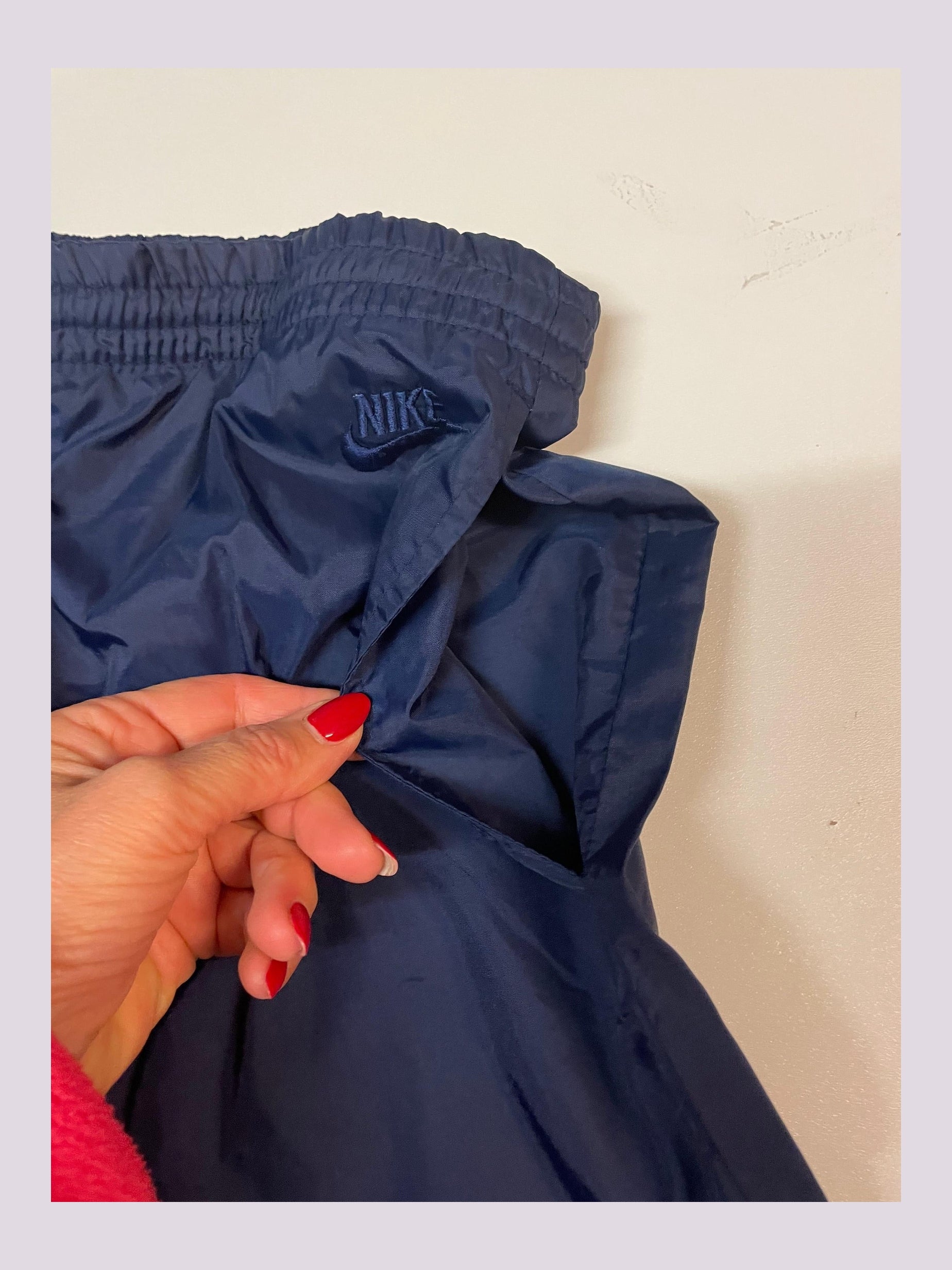 Entdecke unsere Vintage Track Pants von Nike und anderen Marken, erhältlich bei Valuxery.de - Dein Shop für trendige Vintage - Kleidung. Unsere Track Pants sind aus hochwertigen Materialien und