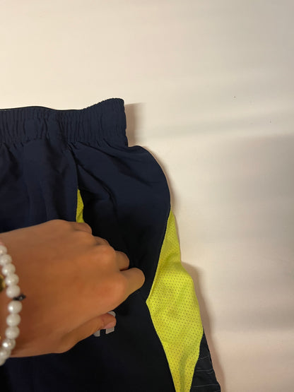 Entdecke unsere Vintage Track Pants von Nike und anderen Marken, erhältlich bei Valuxery.de - Dein Shop für trendige Vintage - Kleidung. Unsere Track Pants sind aus hochwertigen Materialien und