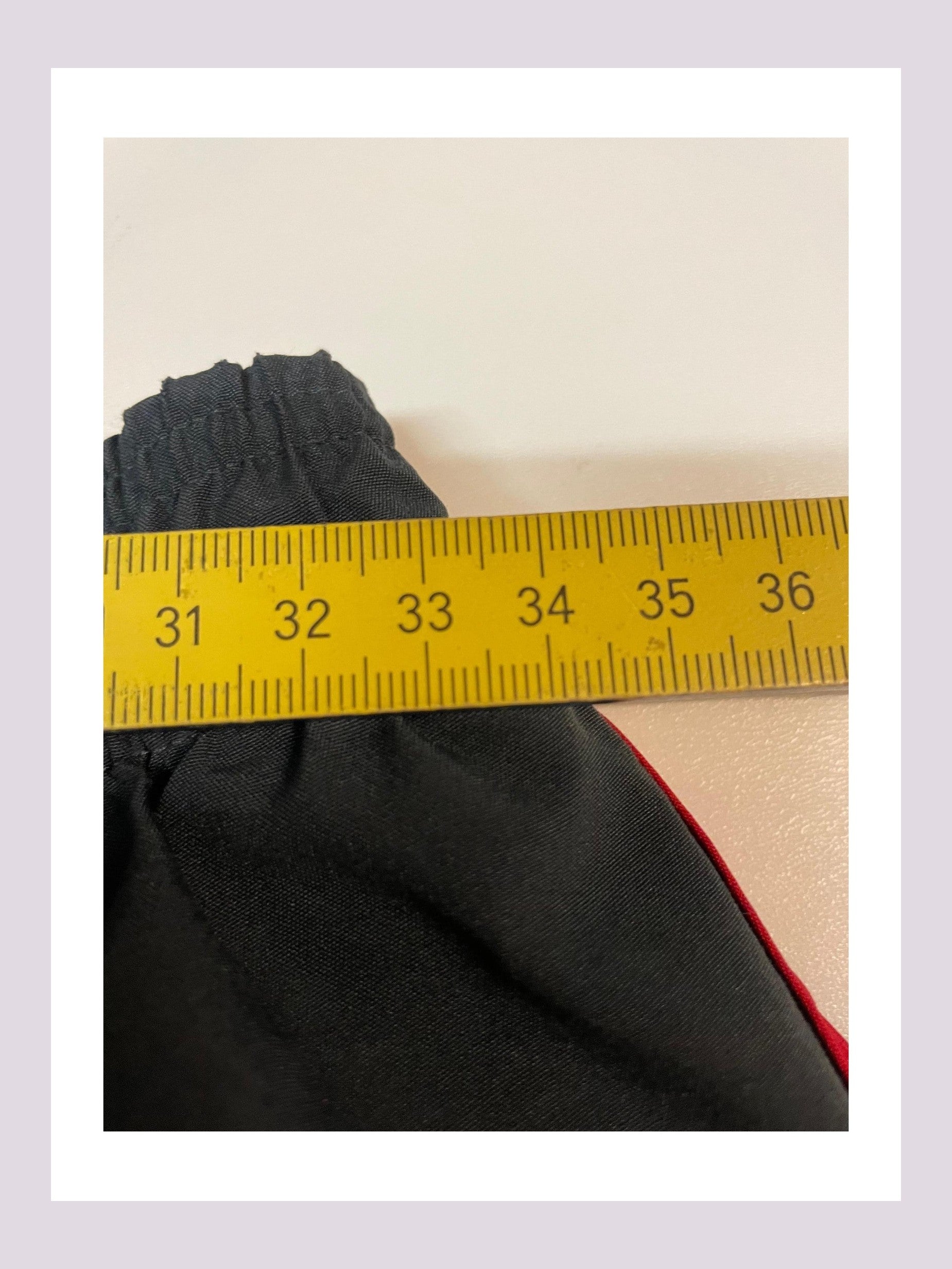 Entdecke unsere Vintage Track Pants von Nike und anderen Marken, erhältlich bei Valuxery.de - Dein Shop für trendige Vintage - Kleidung. Unsere Track Pants sind aus hochwertigen Materialien und