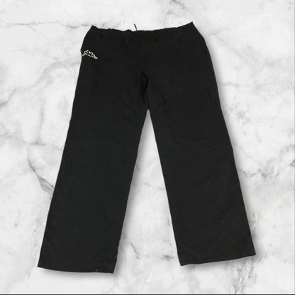 Entdecke unsere Vintage Track Pants von Nike und anderen Marken, erhältlich bei Valuxery.de - Dein Shop für trendige Vintage - Kleidung. Unsere Track Pants sind aus hochwertigen Materialien und