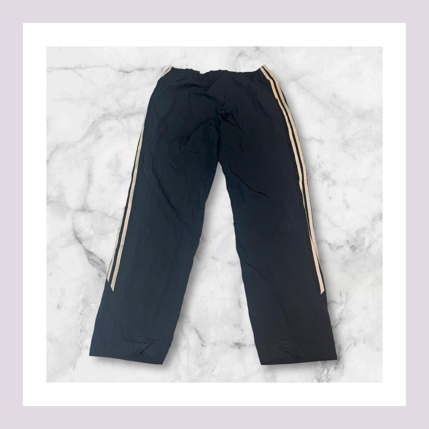 Entdecke unsere Vintage Track Pants von Nike und anderen Marken, erhältlich bei Valuxery.de - Dein Shop für trendige Vintage - Kleidung. Unsere Track Pants sind aus hochwertigen Materialien und