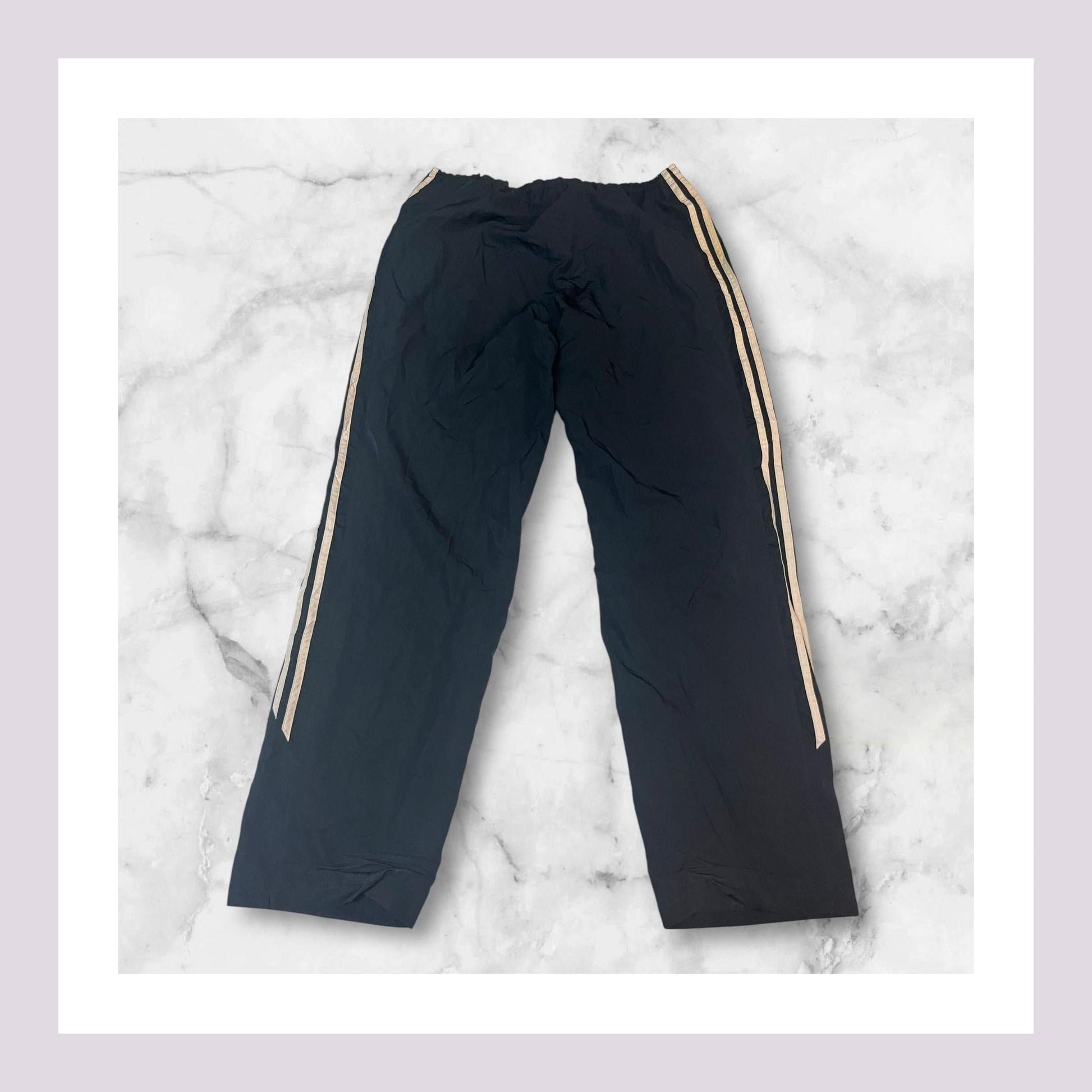 Entdecke unsere Vintage Track Pants von Nike und anderen Marken, erhältlich bei Valuxery.de - Dein Shop für trendige Vintage - Kleidung. Unsere Track Pants sind aus hochwertigen Materialien und